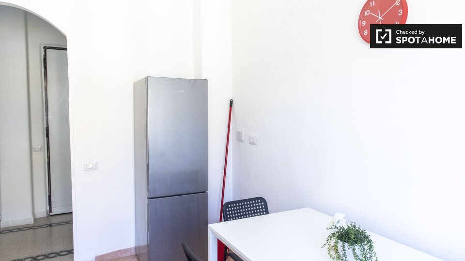 Immagine 5 di Camera condivisa in affitto  in Via Costantino Corvisieri a Roma