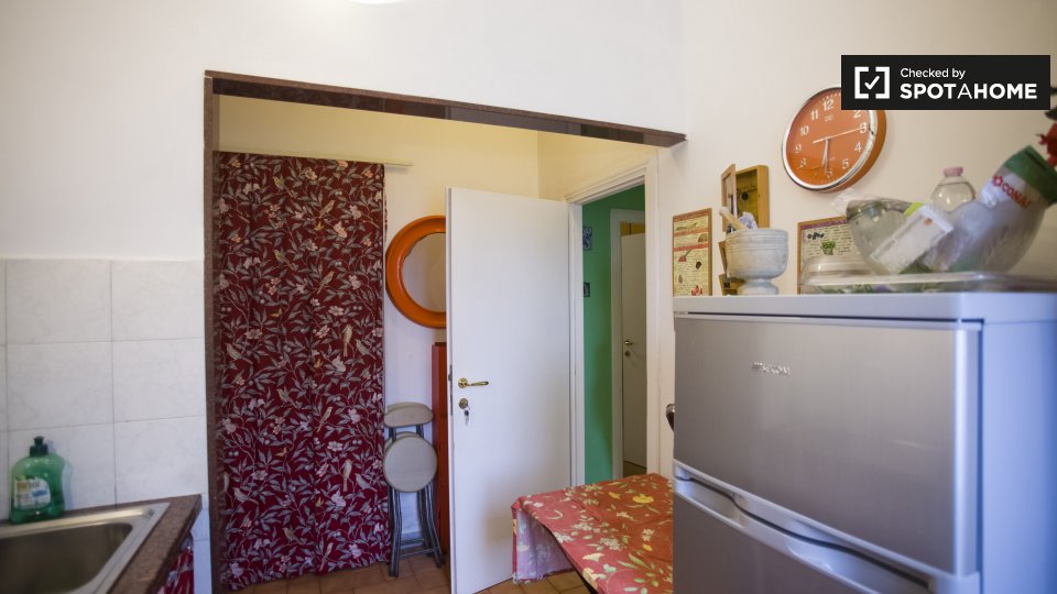 Immagine 14 di Camera condivisa in affitto  in Via Ernesto Ovidi a Roma