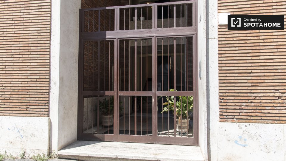 Immagine 11 di Camera condivisa in affitto  in Via Costantino Corvisieri a Roma