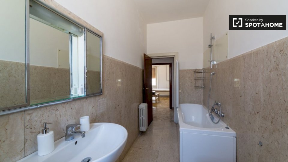 Immagine 19 di Camera condivisa in affitto  in Viale dei Mille a Firenze