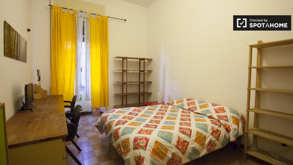 Immagine 1 di Camera condivisa in affitto  in Piazza Melozzo da Forlì, 00196 Roma RM, Italy a Roma