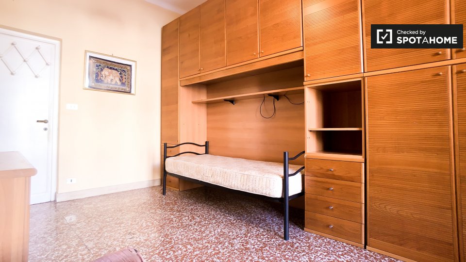 Immagine 1 di Camera condivisa in affitto  in Via Fezzan a Roma