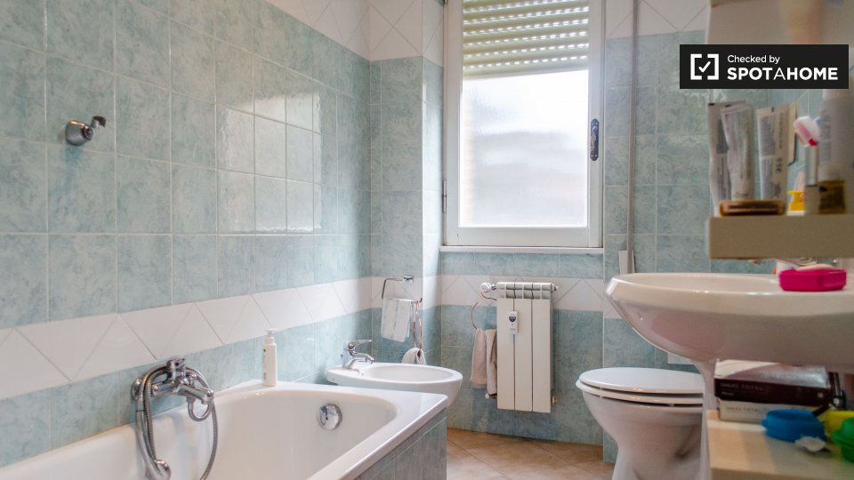 Immagine 17 di Camera condivisa in affitto  in Via Francesco De Vico, 00142 Roma RM, Italy a Roma