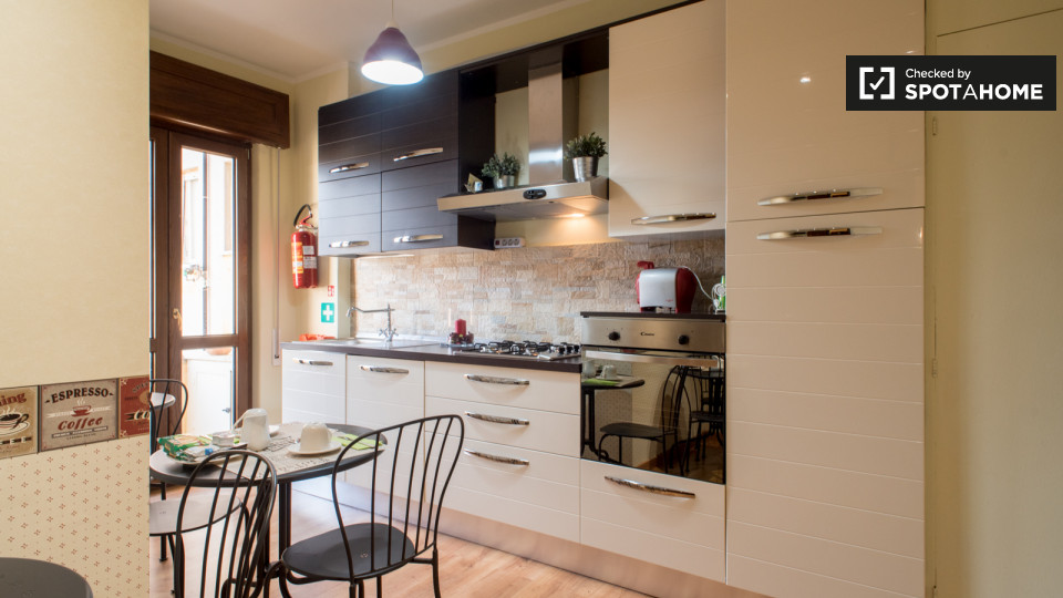 Immagine 18 di Camera condivisa in affitto  in Via Monza a Roma