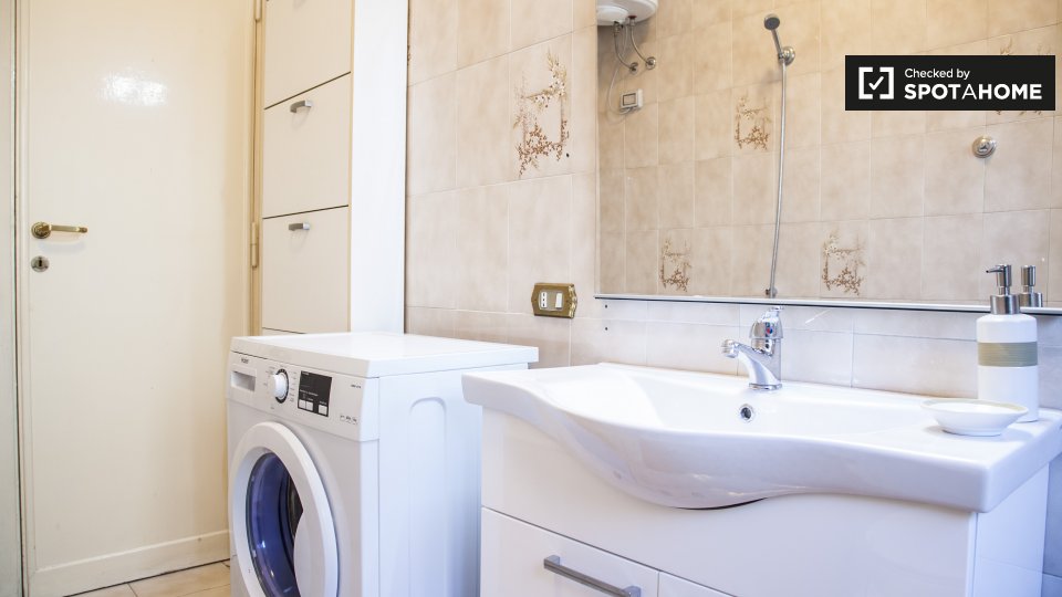 Immagine 14 di Camera condivisa in affitto  in Via Marcantonio Bragadin a Roma