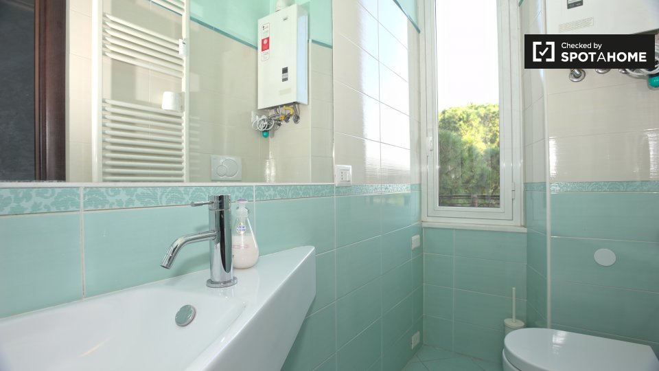 Immagine 4 di Camera condivisa in affitto  in Via Monselice a Roma