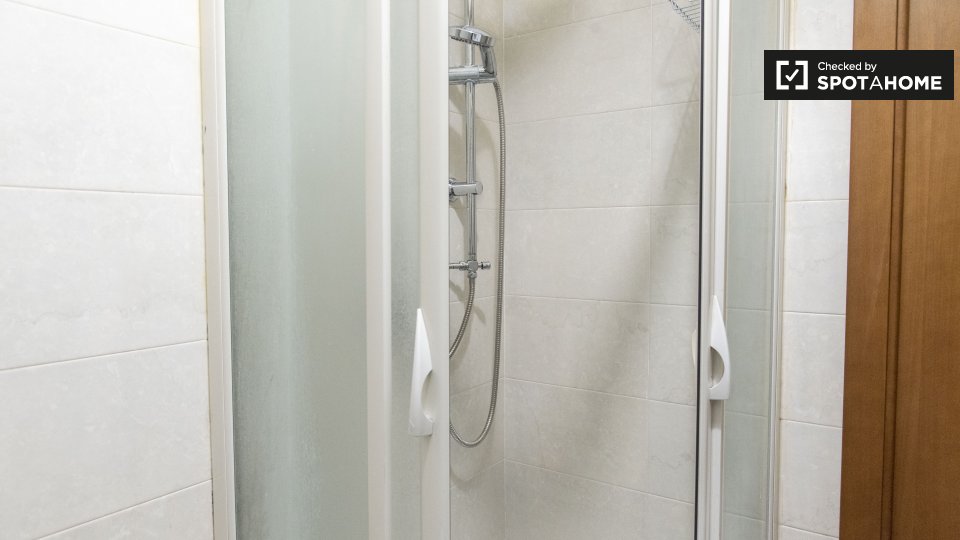 Immagine 11 di Camera condivisa in affitto  in Via Oderisi da Gubbio a Roma