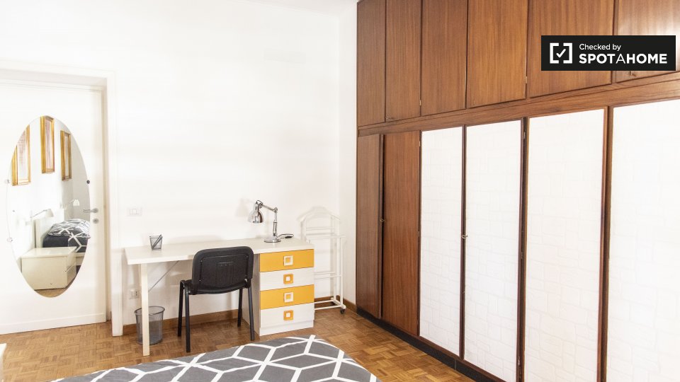 Immagine 14 di Camera condivisa in affitto  in Via Anastasio II a Roma