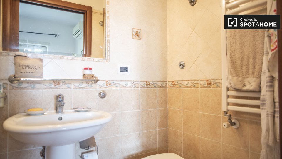 Immagine 18 di Camera condivisa in affitto  in Via Francesco Vettori a Roma