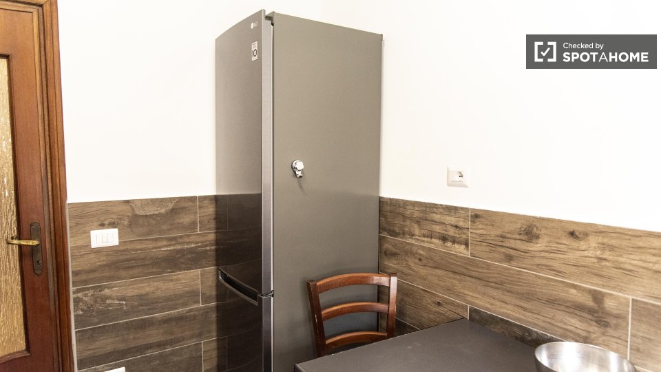 Immagine 8 di Camera condivisa in affitto  in Via Vetulonia a Roma