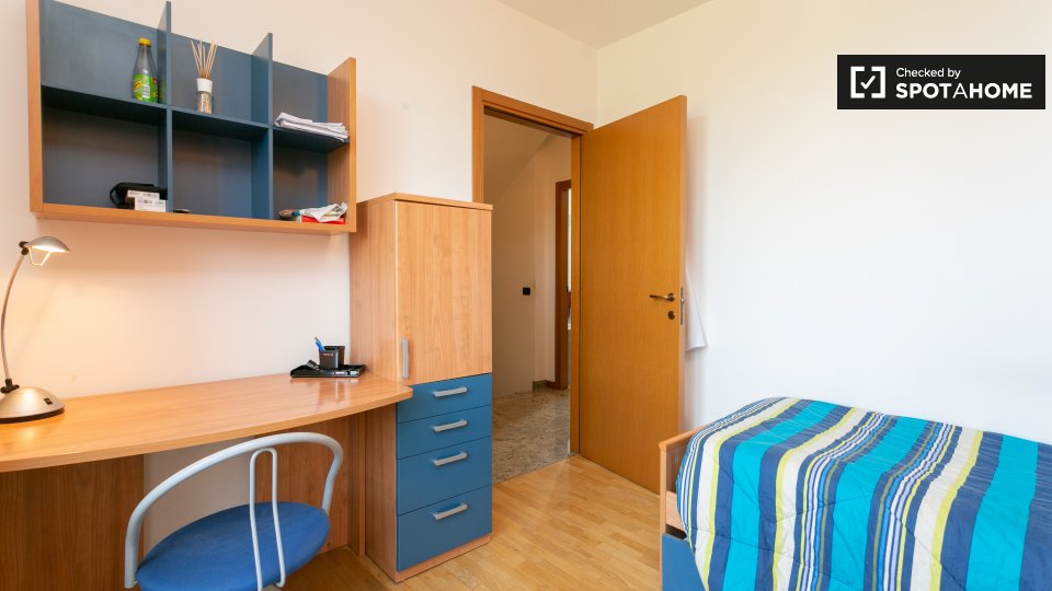 Immagine 1 di Camera condivisa in affitto  in Via IV Novembre Pregnana Milanese MI, Italy a Bernate Ticino