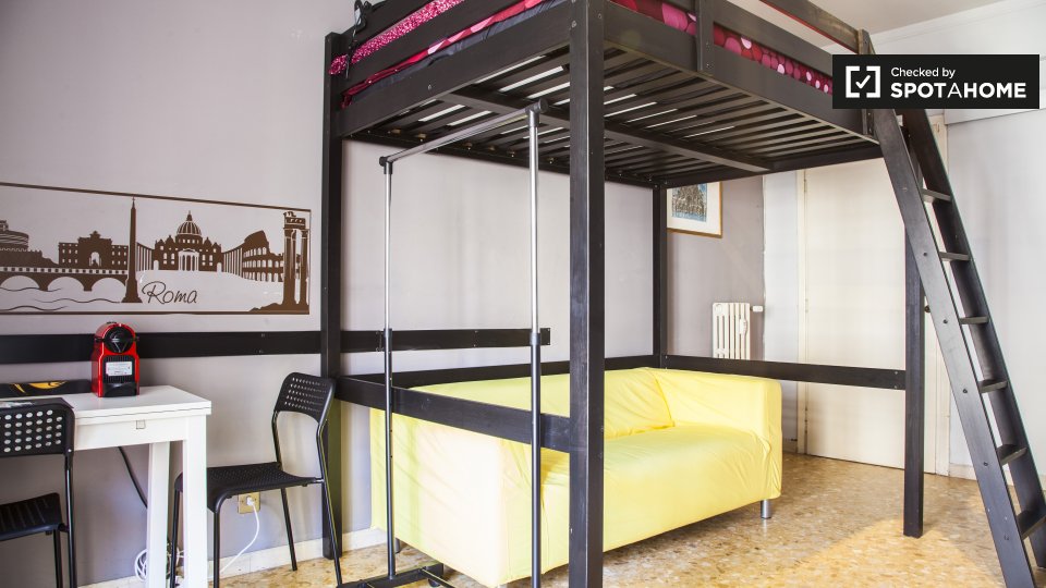 Immagine 3 di Camera condivisa in affitto  in Via Tiburtina a Roma