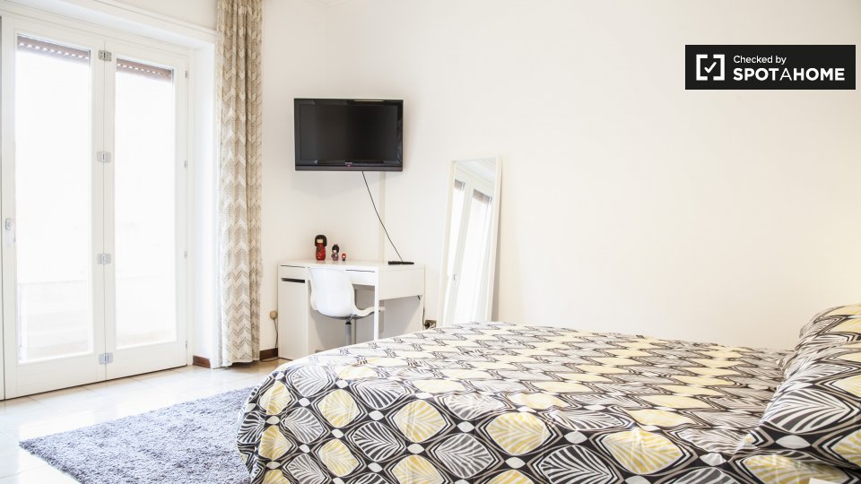 Immagine 4 di Camera condivisa in affitto  in Via Marcantonio Bragadin a Roma