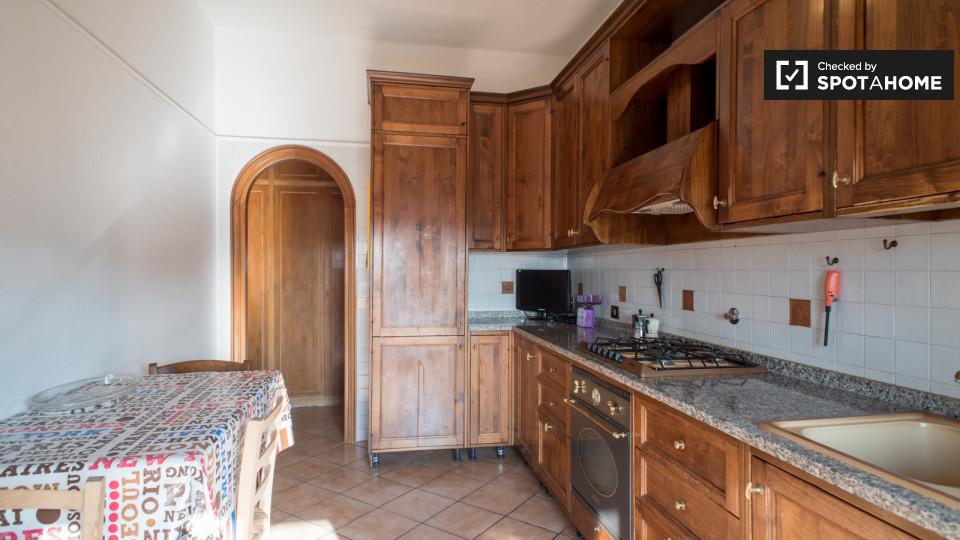 Immagine 19 di Camera condivisa in affitto  in Viale Bruno Rizzieri a Roma