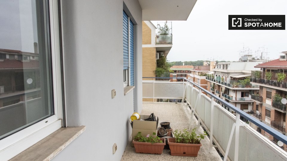 Immagine 15 di Camera condivisa in affitto  in Via Giacomo Trevis a Roma