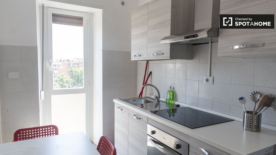 Immagine 14 di Camera condivisa in affitto  in Viale Etiopia a Roma