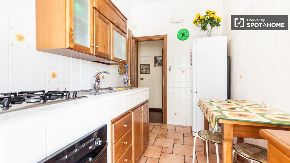 Immagine 7 di Camera condivisa in affitto  in Piazza Augusto Albini a Roma