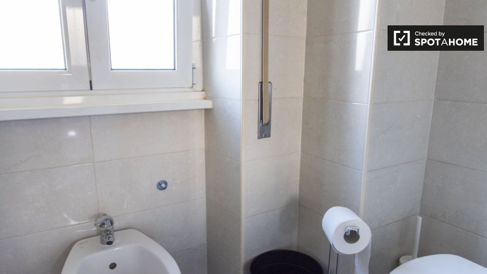 Immagine 16 di Camera condivisa in affitto  in Via Oderisi da Gubbio a Roma