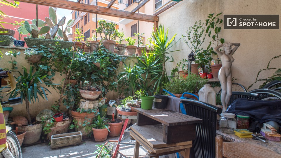 Immagine 6 di Camera condivisa in affitto  in Via Raffaele Balestra a Roma