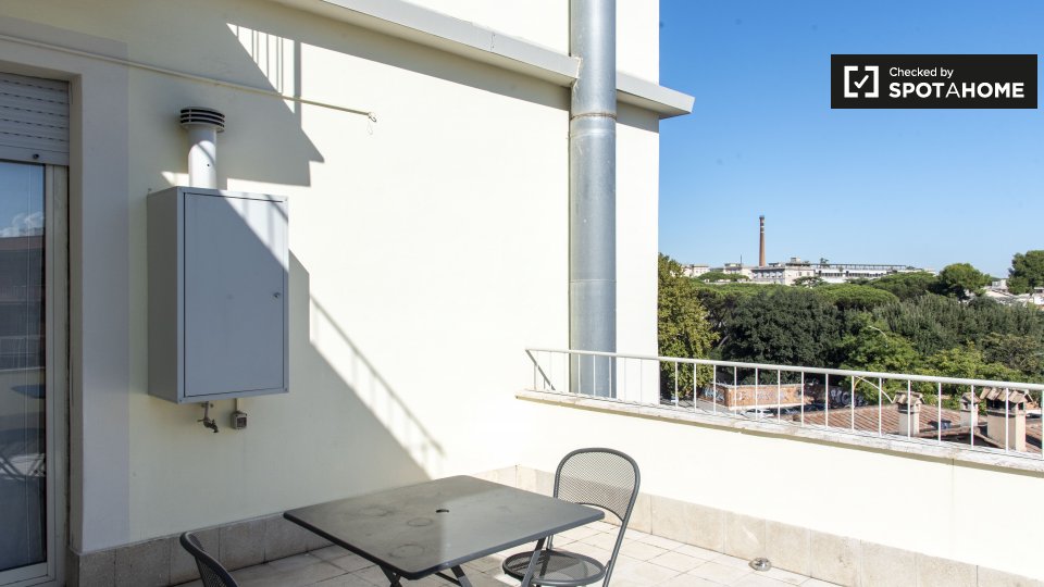 Immagine 13 di Camera condivisa in affitto  in Via Portuense a Roma