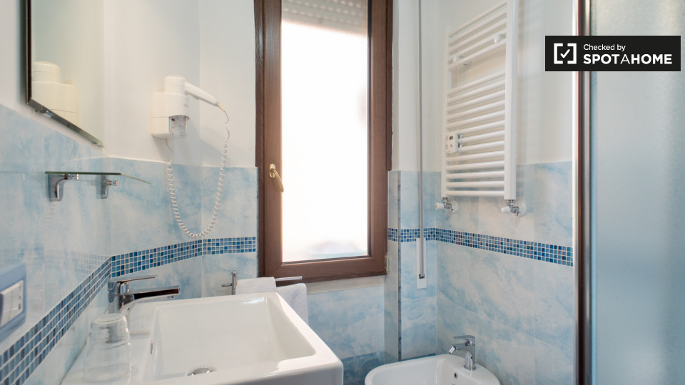 Immagine 6 di Camera condivisa in affitto  in Via Monza a Roma