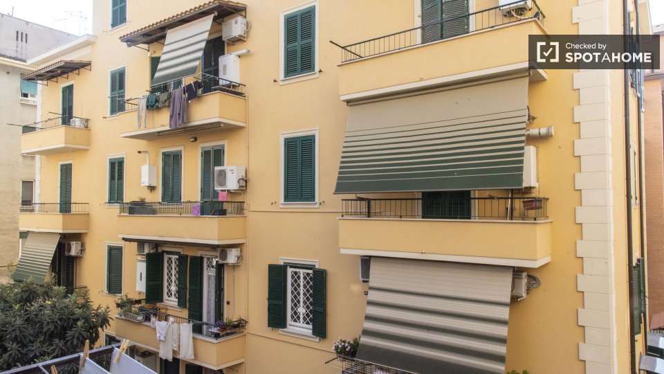 Immagine 8 di Camera condivisa in affitto  in Via Delle Azalee a Roma