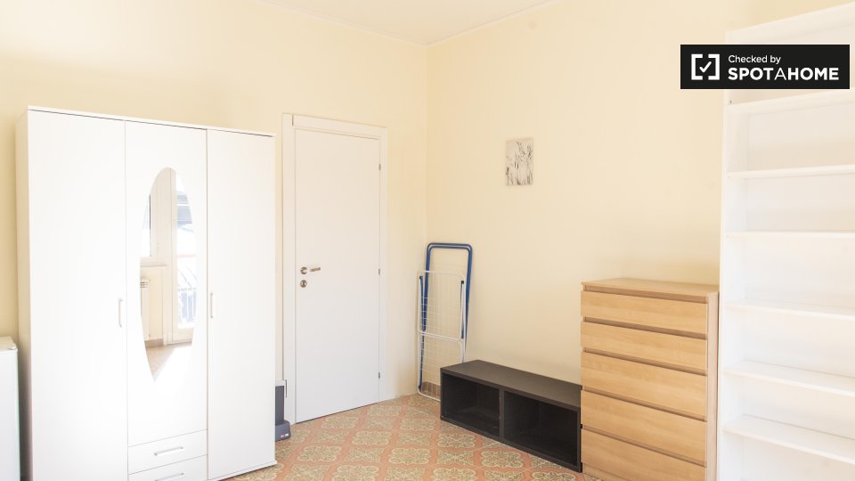 Immagine 3 di Camera condivisa in affitto  in Via Antonino Pio a Roma