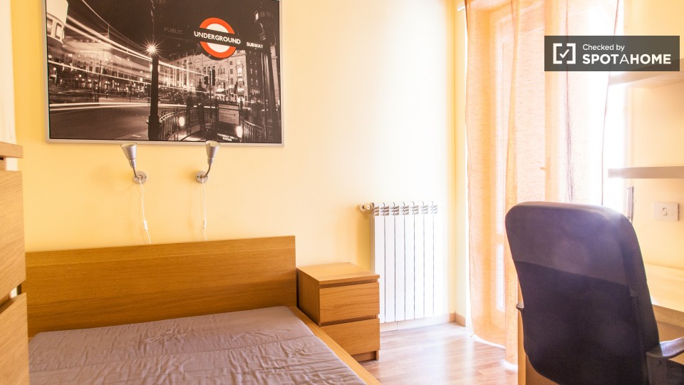 Immagine 1 di Camera condivisa in affitto  in Viale Jonio a Roma