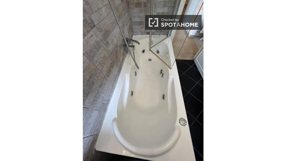 Immagine 8 di Camera condivisa in affitto  in Via Carmelo Onorato a Genova