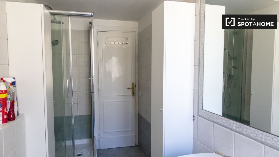 Immagine 8 di Camera condivisa in affitto  in Via Costantino Corvisieri a Roma