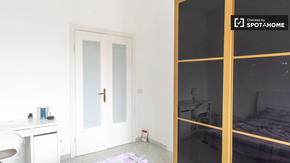 Immagine 2 di Camera condivisa in affitto  in Via Giacomo Trevis a Roma