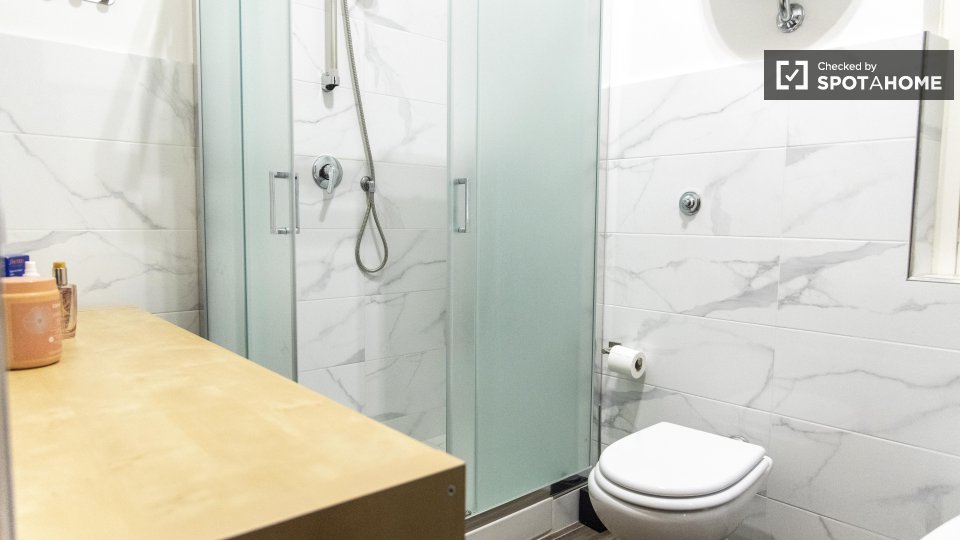 Immagine 14 di Camera condivisa in affitto  in Via Vetulonia a Roma