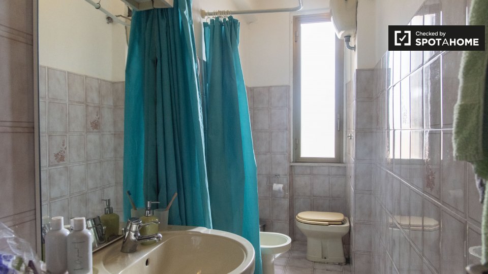 Immagine 7 di Camera condivisa in affitto  in Via Sinuessa a Roma