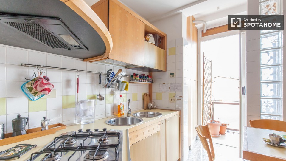 Immagine 8 di Camera condivisa in affitto  in Via Corinto a Roma