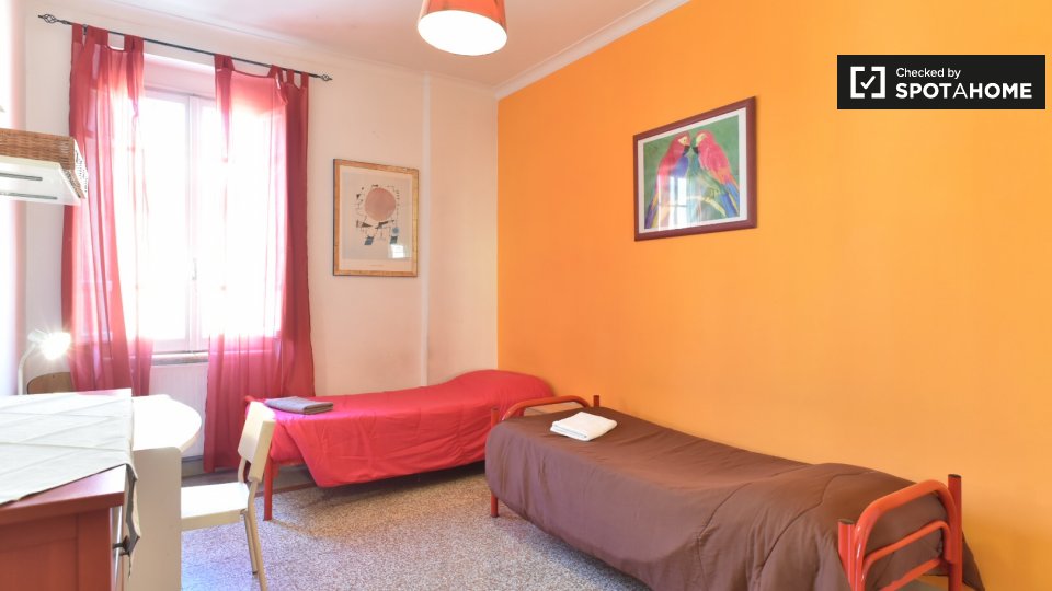 Immagine 1 di Camera condivisa in affitto  in Via Dacia a Roma