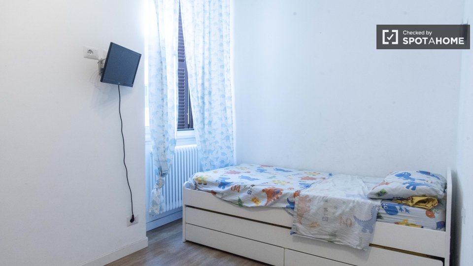 Immagine 19 di Camera condivisa in affitto  in Via Delle Azalee a Roma