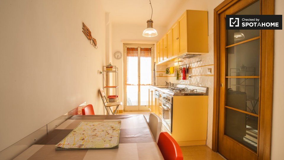 Immagine 5 di Camera condivisa in affitto  in Via Nemorense, 00199 Roma RM, Italy a Roma