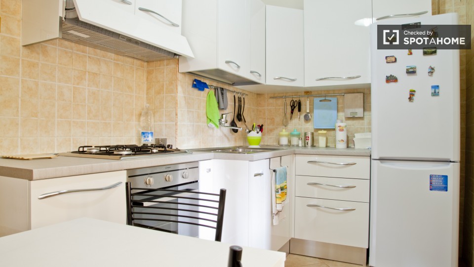 Immagine 8 di Camera condivisa in affitto  in Via Calpurnio Fiamma a Roma