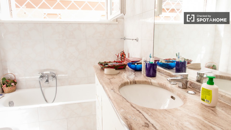 Immagine 10 di Camera condivisa in affitto  in Via Coviello a Roma