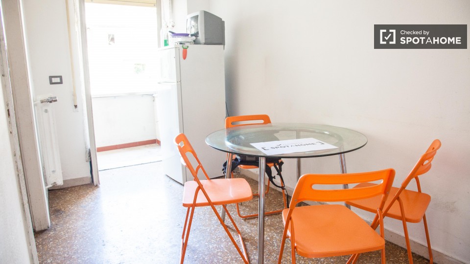 Immagine 5 di Camera condivisa in affitto  in Via Tuscolana a Roma