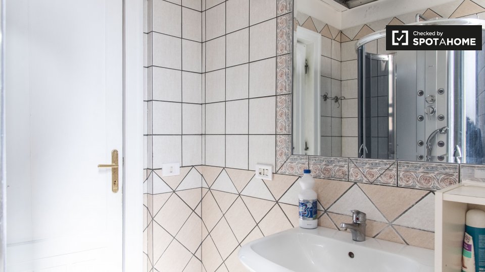 Immagine 18 di Camera condivisa in affitto  in Viale Regina Margherita, 00198 Roma RM, Italy a Roma