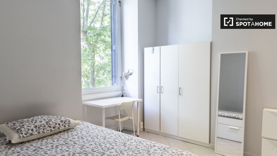 Immagine 3 di Camera condivisa in affitto  in Viale Regina Margherita, 00198 Roma RM, Italy a Roma