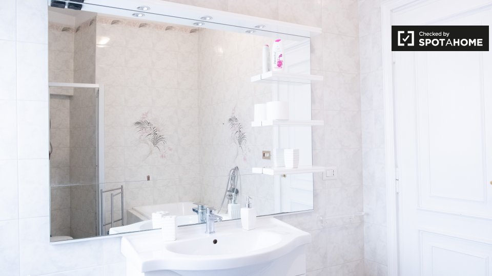 Immagine 11 di Camera condivisa in affitto  in Via Gregorio VII a Roma