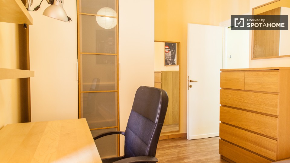 Immagine 2 di Camera condivisa in affitto  in Viale Jonio a Roma