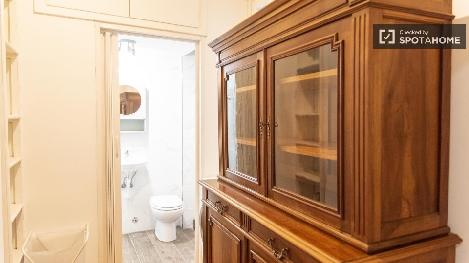 Immagine 10 di Camera condivisa in affitto  in Via Vetulonia a Roma