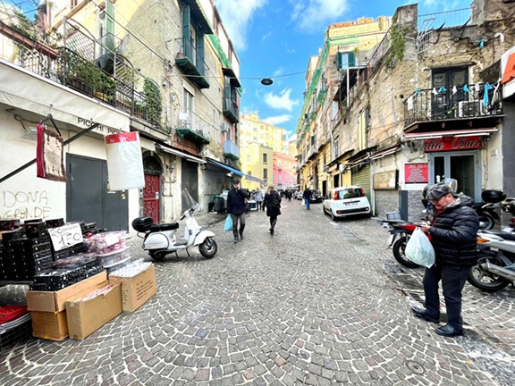 Immagine 8 di Negozio in vendita  in Via Annella di Massimo a Napoli