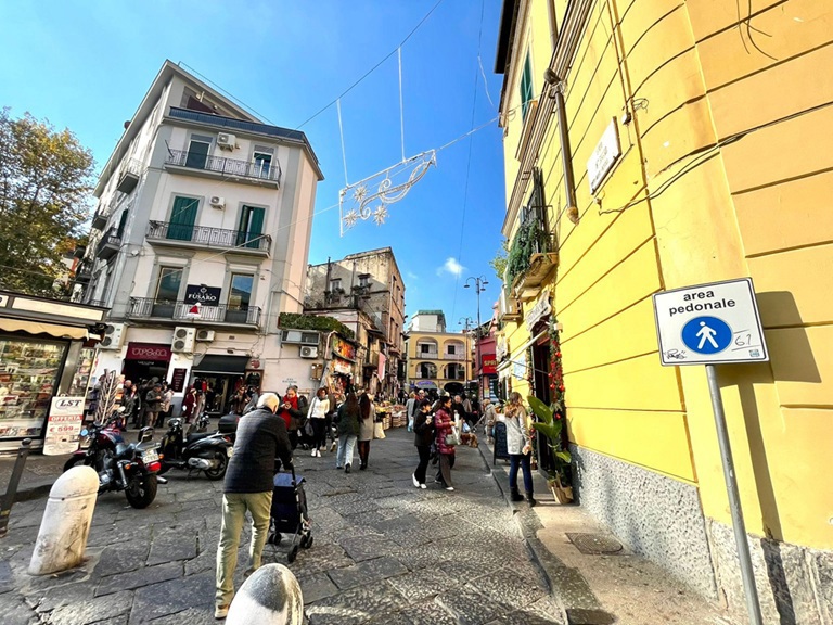 Immagine 5 di Negozio in vendita  in Via Annella di Massimo a Napoli